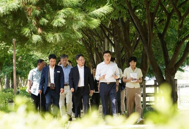 박은식 산림청장(앞줄 가운데)과 최원용 평택시장(앞줄 오른쪽)이 6일 평택 도시바람길숲을 방문해 폭염 저감 효과와 관리 방안에 대해 논의하고 있다