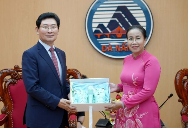 7일 다낭시청에서 이상일 시장과 응우옌티안티 다낭시 인민위원회 부위원장과 기념품을 교환하고 있다.