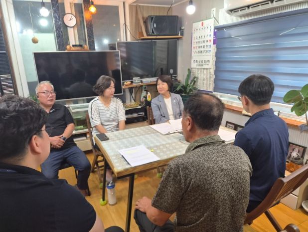 홍노미 만세구청장이 양감면 폭염 취약가구를 방문해 주민의 건강 상태와 주거환경을 살피고 있다