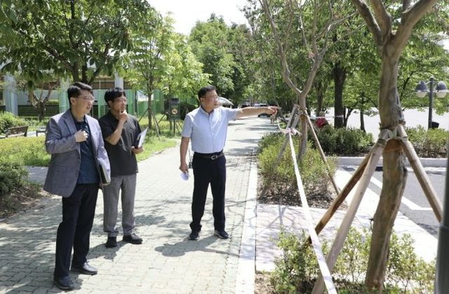 황규돈 수원팔달구청장 개장 앞둔 숙지공원 점검, 빈틈 없는 마무리 작업 당부