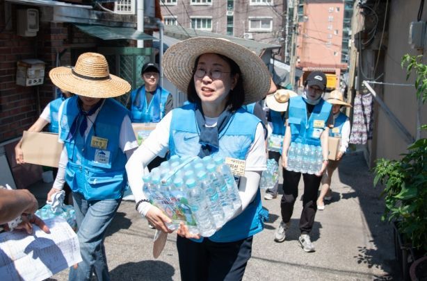 폭염 취약계층 가구 피해 예방 물품 전달