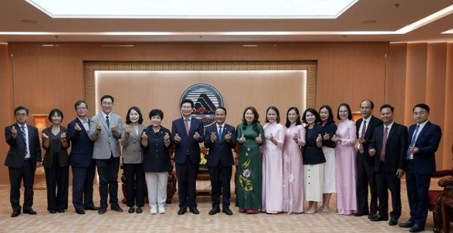 6일 다낭시청에서 이상일 시장과 응우옌딘빈 다낭시 조국전선위원장이 기념품을 교환하고 있다