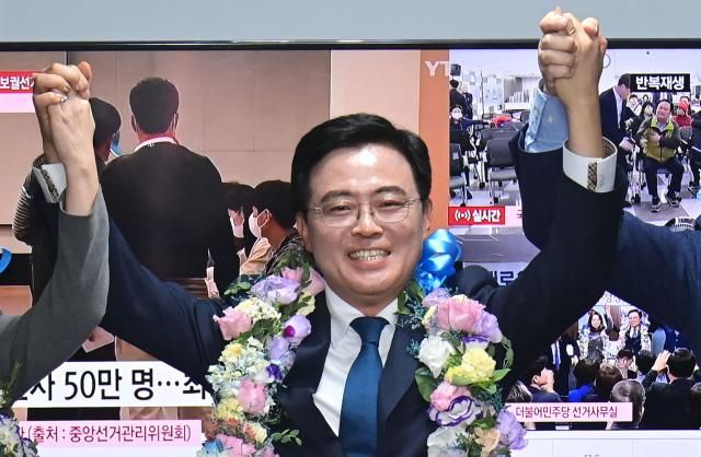 당선 확실에 기뻐하는 진교훈 후보 서울연합뉴스 서대연 기자 더불어민주당 진교훈 강서구청장 보궐선거 후보가 11일 오후 강서구 마곡동 캠프사무실에서 당선이 확실시되자 꽃목걸이를 걸고 기뻐하고 있다 20231012 공동취재 dwiseynacokr2023-10-12 001247 저작권자 ⓒ 1980-2023 ㈜연합뉴스 무단 전재 재배포 금지저작권자 ⓒ 1980-2023 ㈜연합뉴스 무단 전재 재배포 금지