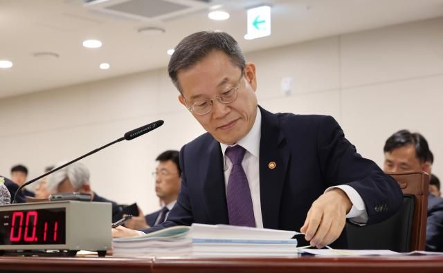 질의 경청하는 이종호 과기정통부 장관 세종연합뉴스 김주형 기자 이종호 과학기술정보통신부 장관이 11일 오전 세종시 정부세종청사에서 열린 국회 과학기술정보방송통신위원회의 과학기술정보통신부 우정사업본부 등의 국정감사에서 의원 질의를 경청하고 있다 20231011 kjhpressynacokr2023-10-11 110659 저작권자 ⓒ 1980-2023 ㈜연합뉴스 무단 전재 재배포 금지저작권자 ⓒ 1980-2023 ㈜연합뉴스 무단 전재 재배포 금지