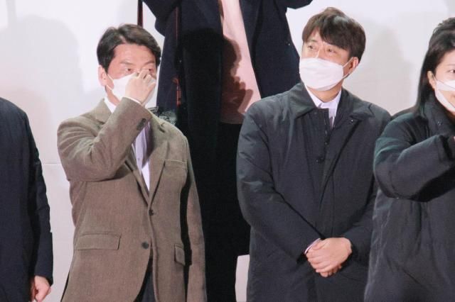 안철수 국민의당 대표와 이준석 국민의힘 대표가 대통령 선거를 하루 앞둔 8일 밤 서울 중구 서울시청 광장에서 열린 내일 대한민국이 승리합니다 서울 피날레 유세에 참석하고 있다사진유대길 기자 dbeorlf123ajunewscom