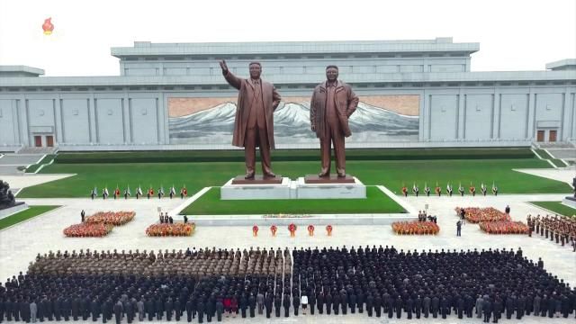 북한 노동당 창건 78주년을 맞아 당 간부 등이 지난 10일 만수대 언덕에 있는 김일성과 김정일동상에 헌화했다고 조선중앙TV가 보도했다 사진연합뉴스