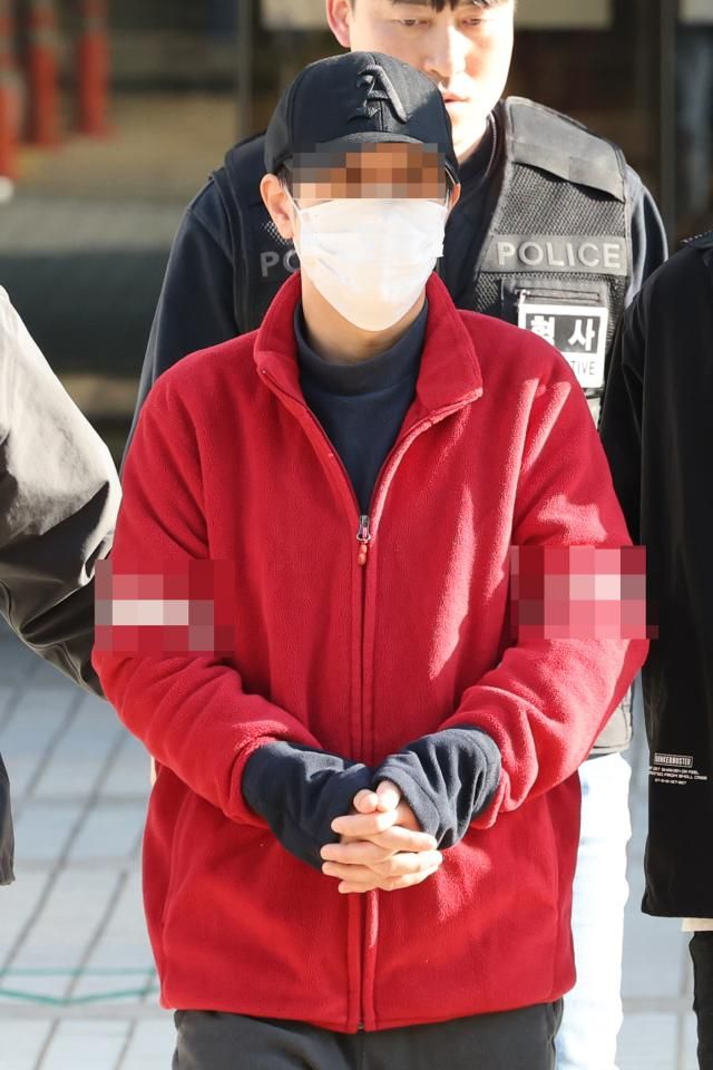 영장심사 마친 한동훈 장관 협박 남성 서울연합뉴스 김주성 기자 한동훈 법무부 장관의 집 앞에 흉기를 두고 간 혐의를 받는 40대 남성이 16일 오후 서울 서초동 서울중앙지법에서 구속 전 피의자 심문영장심사를 받은 뒤 나오고 있다 20231016 utzzaynacokr2023-10-16 160025 저작권자 ⓒ 1980-2023 ㈜연합뉴스 무단 전재 재배포 금지저작권자 ⓒ 1980-2023 ㈜연합뉴스 무단 전재 재배포 금지