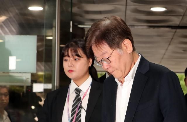 이재명 더불어민주당 대표가 지난달 26일 오전 서초구 서울중앙지법에서 열리는 구속 전 피의자 심문영장실질심사을 받기 위해 법정으로 향하고 있다 사진유대길 기자 dbeorlf123ajunewscom