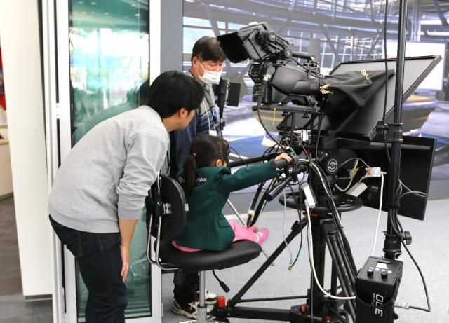 강원 원주 스마일어린이집 소속 어린이가 오픈 스튜디오에서 어린이방송 직업 체험 프로그램에 참여한 모습사진LG헬로비전