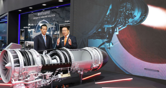 김동관 한화 부회장이 18일 경기 성남시 서울공항에서 열린 서울 국제 항공 우주 및 방위산업 전시회Seoul ADEX 2023를 참관해 한화그룹 부스에서 KF21의 심장인 F414 엔진을 살펴보고 있다사진한화에어로스페이스 