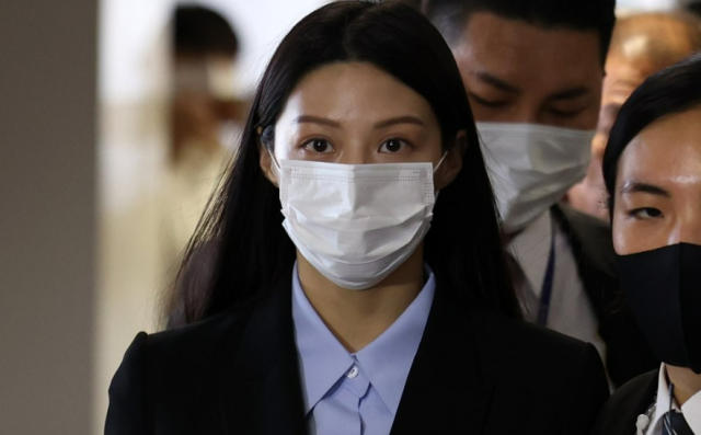 조국 전 법무부 장관 딸 조민씨가 지난 3월 부산대 의전원의학전문대학원 입학허가 취소와 관련 재판에 증인으로 출석하고 있다 사진연합뉴스