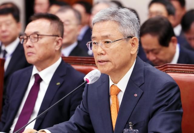김동철 한국전력공사 사장이 19일 오전 서울 여의도 국회에서 열린 산업통상자원중소벤처기업위원회 국정감사에서 의원 질의에 답하고 있다사진유대길 기자 dbeorlf123ajunewscom
