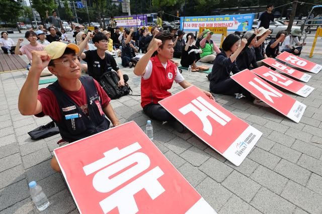 8월 14일 오후 서울 쿠팡 잠실 본사 앞에서 휴게 시간 보장 등을 촉구하는 쿠팡 노동자 투쟁 결의대회가 열리고 있다 사진연합뉴스