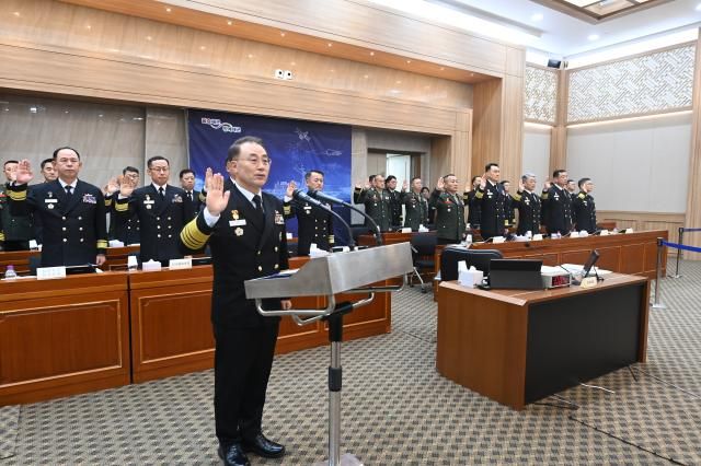  24일 충남 계룡대 해군본부에서 열린 국회 국방위원회의 해군본부에 대한 국정감사에서 이종호 해군참모총장이 선서하고 있다사진연합뉴스