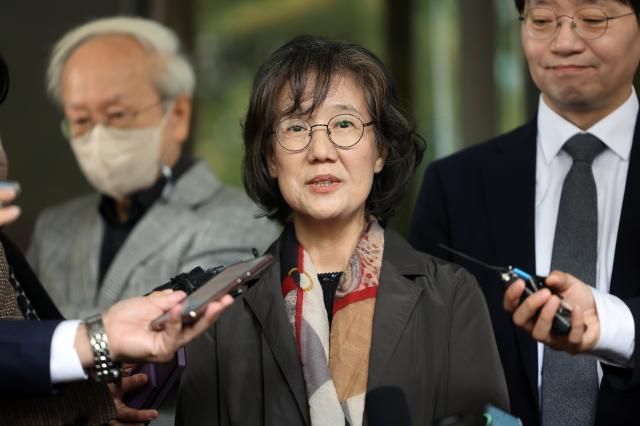 일본군 위안부 피해자의 명예를 훼손한 혐의로 재판에 넘겨진 박유하 세종대 명예교수가 26일 서울 서초구 대법원 법정에서 나와 취재진의 질문에 답하고 있다 대법원 3부주심 노정희 대법관는 이날 박 명예교수에 대한 상고심에서 벌금 1000만원을 선고한 원심을 깨고 사건을 서울고법으로 돌려보냈다 사진연합뉴스