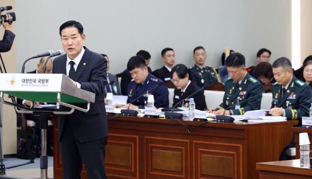 신원식 국방부 장관이 지난 16일 서울 용산구 국방부에서 열린 국회 법제사법위원회의 국방부 군사법원에 대한 국정감사에서 업무보고를 하고 있다사진공동취재