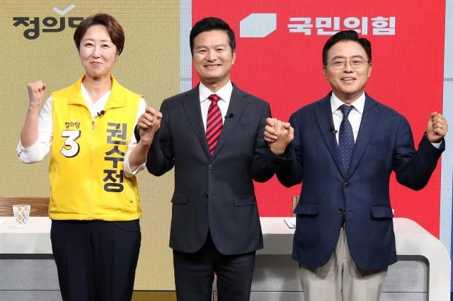 강서구청장 보궐선거 후보자 토론회 서울연합뉴스 배재만 기자 강서구청장 보궐선거 후보자들이 2일 오후 서울 강서구 SK브로드밴드 스튜디오에서 열린 강서구청장 보궐선거 후보자 토론회에 참석해 기념 촬영하고 있다 오른쪽부터 더불어민주당 진교훈 후보 국민의힘 김태우 후보 정의당 권수정 후보 2023102 공동취재 scoopynacokr2023-10-02 143743 저작권자 ⓒ 1980-2023 ㈜연합뉴스 무단 전재 재배포 금지저작권자 ⓒ 1980-2023 ㈜연합뉴스 무단 전재 재배포 금지