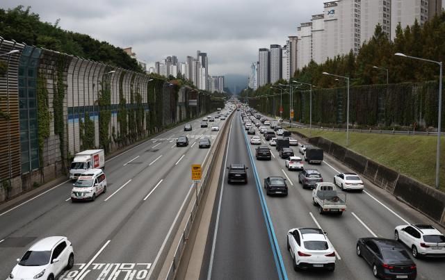 추석 하루 전 경부고속도로 모습 서울연합뉴스 윤동진 기자 추석 연휴를 하루 앞둔 27일 서울 잠원IC 부근 경부고속도로 상왼쪽ㆍ하행선의 모습 2023927 monynacokr2023-09-27 131247 저작권자 ⓒ 1980-2023 ㈜연합뉴스 무단 전재 재배포 금지저작권자 ⓒ 1980-2023 ㈜연합뉴스 무단 전재 재배포 금지