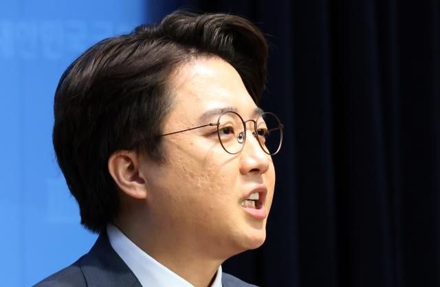 기자회견 하는 이준석 전 대표 서울연합뉴스 한상균 기자 국민의힘 이준석 전 대표가 16일 국회에서 현안 관련 기자회견을 하고있다 20231016 xyzynacokr2023-10-16 120029 저작권자 ⓒ 1980-2023 ㈜연합뉴스 무단 전재 재배포 금지저작권자 ⓒ 1980-2023 ㈜연합뉴스 무단 전재 재배포 금지