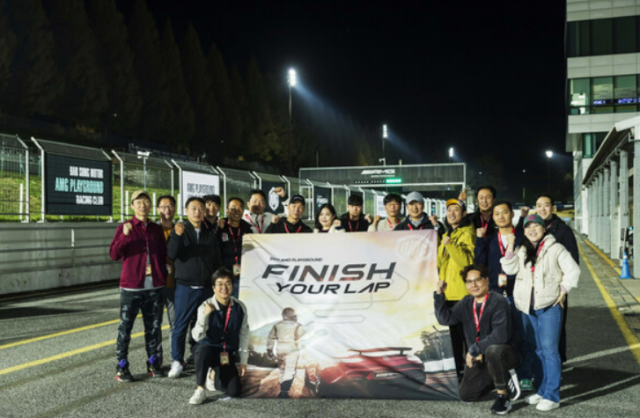 AMG 플레이그라운드 멤버들과 나이트 서킷 드라이빙 행사 단체 사진 사진한성자동차 