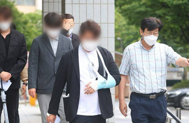 피카코인 시세조종 연루 의혹을 받는 이희진씨가 지난달 15일 오후 사기·특정경제범죄가중처벌법상 배임·범죄수익은닉규제법 위반 혐의로 영장실질심사구속 전 피의자 심문을 받기 위해 서울 양천구 서울남부지법으로 출석하고 있다
