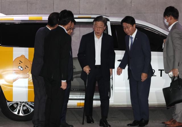 이재명 대표 국회 도착 서울연합뉴스 이정훈 기자 더불어민주당 이재명 대표가 6일 국회 본회의에 참석하기 위해 국회에 도착하고 있다 이 대표는 자신이 타던 차량이 수리 중이어서 택시를 이용했다 2023106 uwg806ynacokr2023-10-06 190525 저작권자 ⓒ 1980-2023 ㈜연합뉴스 무단 전재 재배포 금지저작권자 ⓒ 1980-2023 ㈜연합뉴스 무단 전재 재배포 금지