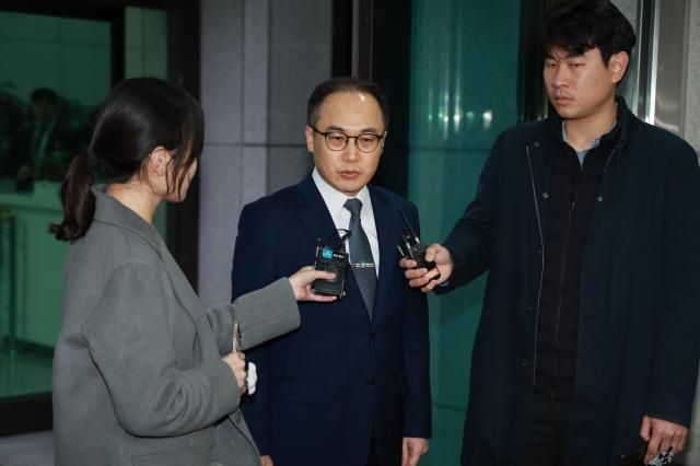 검사 탄핵소추 관련 입장 밝히는 이원석 검찰총장 서울연합뉴스 김인철 기자 이원석 검찰총장이 9일 오후 서울 서초구 대검찰청에서 퇴근하며 더불어민주당이 손준성 대구고검 차장검사 이정섭 수원지검 2차장검사 등 검사 2명에 대한 탄핵소추안 발의 입장을 밝히고 있다 2023119 yatoyaynacokr2023-11-09 184256 저작권자 ⓒ 1980-2023 ㈜연합뉴스 무단 전재 재배포 금지저작권자 ⓒ 1980-2023 ㈜연합뉴스 무단 전재 재배포 금지