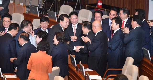 국민의힘 의원들과 인사하는 윤석열 대통령 서울연합뉴스 신준희 기자 윤석열 대통령이 31일 국회 본회의장에서 시정연설을 마치고 퇴장하며 국민의힘 의원들과 인사하고 있다 20231031 공동취재 hamaynacokr2023-10-31 111159 저작권자 ⓒ 1980-2023 ㈜연합뉴스 무단 전재 재배포 금지저작권자 ⓒ 1980-2023 ㈜연합뉴스 무단 전재 재배포 금지