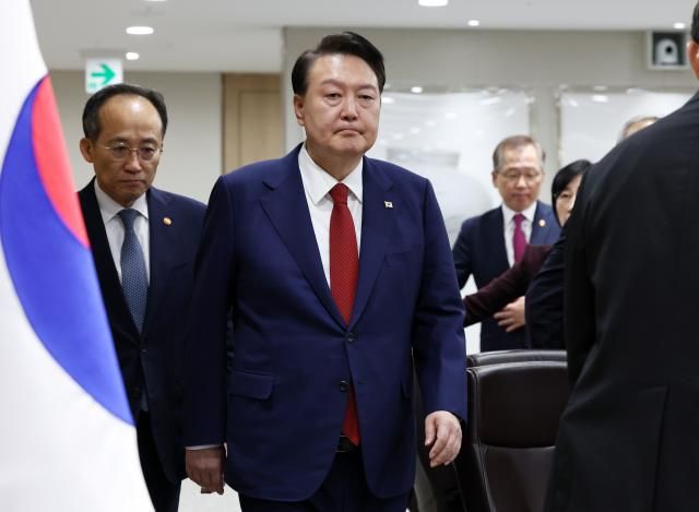 윤석열 대통령 국무회의 입장 서울연합뉴스 진성철 기자 윤석열 대통령이 14일 서울 용산 대통령실 청사에서 열린 국무회의에 입장하고 있다 20231114 대통령실통신사진기자단 zjinynacokr2023-11-14 100813 저작권자 ⓒ 1980-2023 ㈜연합뉴스 무단 전재 재배포 금지저작권자 ⓒ 1980-2023 ㈜연합뉴스 무단 전재 재배포 금지