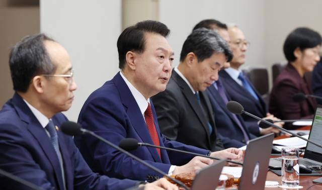 윤석열 대통령 국무회의 발언 서울연합뉴스 진성철 기자 윤석열 대통령이 14일 서울 용산 대통령실 청사에서 열린 국무회의에서 발언하고 있다 20231114 대통령실통신사진기자단 zjinynacokr2023-11-14 101156 저작권자 ⓒ 1980-2023 ㈜연합뉴스 무단 전재 재배포 금지저작권자 ⓒ 1980-2023 ㈜연합뉴스 무단 전재 재배포 금지