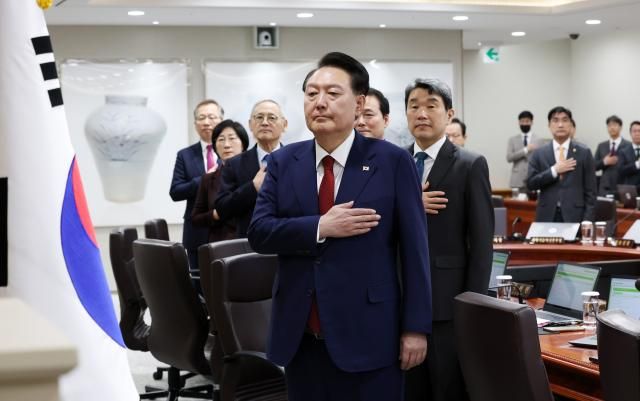 윤석열 대통령 국무회의 국민의례 서울연합뉴스 진성철 기자 윤석열 대통령이 14일 서울 용산 대통령실 청사에서 열린 국무회의에서 국기에 경례하고 있다 20231114 대통령실통신사진기자단 zjinynacokr2023-11-14 100825 저작권자 ⓒ 1980-2023 ㈜연합뉴스 무단 전재 재배포 금지저작권자 ⓒ 1980-2023 ㈜연합뉴스 무단 전재 재배포 금지