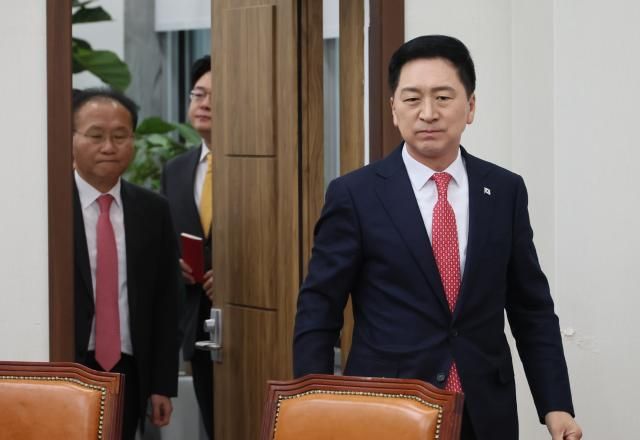 최고위 참석하는 김기현 대표 서울연합뉴스 이정훈 기자 국민의힘 김기현 대표와 윤재옥 원내대표가 16일 국회에서 열린 최고위원회의에 참석하고 있다 20231116 uwg806ynacokr2023-11-16 101854 저작권자 ⓒ 1980-2023 ㈜연합뉴스 무단 전재 재배포 금지저작권자 ⓒ 1980-2023 ㈜연합뉴스 무단 전재 재배포 금지