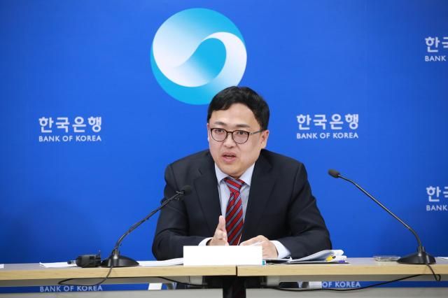 서정석 한국은행 경제통계국 금융통계팀장이 21일 오전 서울 중구 한국은행에서 2023년 34분기 가계신용잠정의 주요 특징을 설명하고 있다 사진한국은행