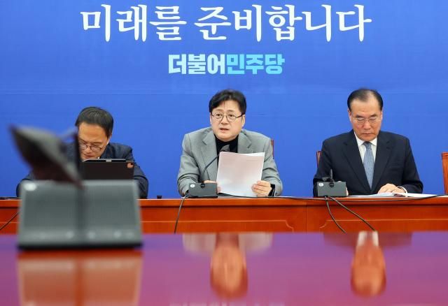 홍익표 더불어민주당 원내대표가 21일 국회에서 열린 원내대책회의에서 발언하고 있다 사진연합뉴스