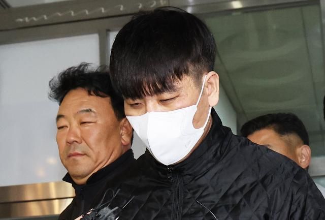 특수강도 혐의로 서울구치소에 수감됐다가 병원 치료 중 달아난 김길수가 지난 6일 오후 검거돼 경기 안양동안경찰서로 압송되고 있다 사진연합뉴스