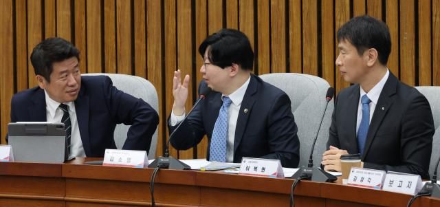 공매도 제도개선 민당정협의 서울연합뉴스 한상균 기자 16일 국회에서 공매도 제도개선 민당정협의회를 하고 있다 왼쪽부터 국민의힘 유의동 정책위의장 김소영 금융위원회 부위원장 이복현 금감원장 20231116 xyzynacokr2023-11-16 111409 저작권자 ⓒ 1980-2023 ㈜연합뉴스 무단 전재 재배포 금지저작권자 ⓒ 1980-2023 ㈜연합뉴스 무단 전재 재배포 금지