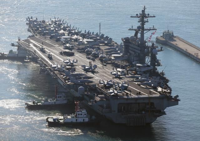 미국의 핵원자력 추진 항공모함 칼빈슨함CVN이 21일 부산작전기지에 입항하고 있다 미 해군 제1항모강습단의 항공모함인 칼빈슨함이 한국을 찾은 것은 북한의 핵·미사일 위협에 대응해 한미 연합방위태세를 강화하는 차원에서 이뤄졌다 칼빈슨함은 니미츠급 원자력 추진 항공모함으로 길이 333m 폭 764m 규모다 이 항모에는 슈퍼호넷 전투기FA-18 호크아이 조기경보기E-2C 대잠수함기S-3A 등이 탑재된 것으로 알려졌다 20231121 handbrotherynacokr2023-11-21 095858 저작권자 ⓒ 1980-2023 ㈜연합뉴스 무단 전재 재배포 금지저작권자 ⓒ 1980-2023 ㈜연합뉴스 무단 전재 재배포 금지