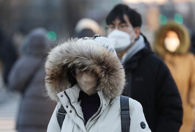 다시 찾아온 한파 서울연합뉴스 신준희 기자 다시 겨울 한파가 찾아온 27일 오전 두꺼운 옷차림을 한 출근길 시민들이 광화문네거리를 지나고 있다 2023127 hamaynacokr2023-01-27 093521 저작권자 ⓒ 1980-2023 ㈜연합뉴스 무단 전재 재배포 금지저작권자 ⓒ 1980-2023 ㈜연합뉴스 무단 전재 재배포 금지