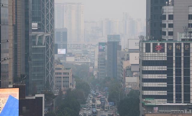 서울 초미세먼지농도가 나쁨 수준을 보인 지난달 26일 서울 시내가 뿌옇다 사진연합뉴스