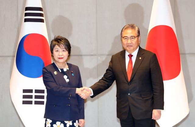 박진 외교부 장관오른쪽과 가미카와 요코 일본 외무상이 26일 오전 부산 해운대구 시그니엘부산에서 만나 양자 회담을 하기 전 악수하고 있다 사진연합뉴스