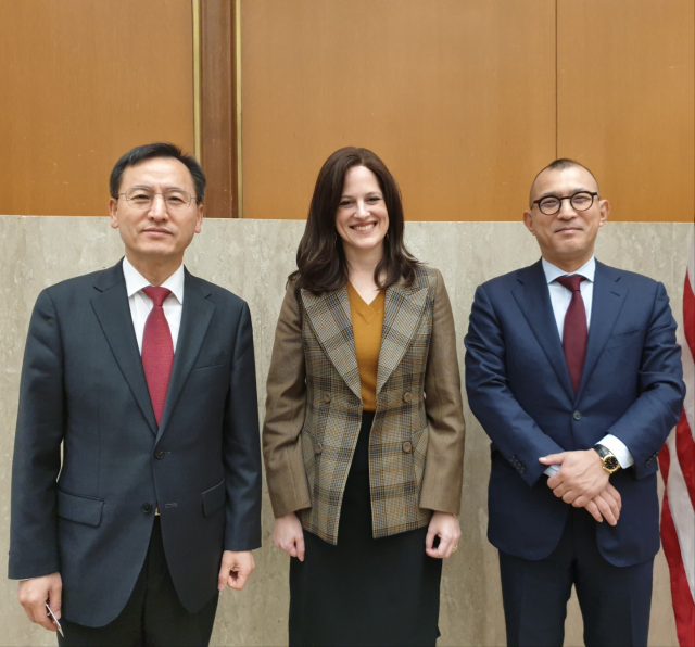 인성환왼쪽 국가안보실 2차장이 지난 10월 31일현지시간 미국 워싱턴에서 앤 뉴버거가운데 미국 NSC 사이버 신기술 담당 국가안보 부보좌관 이치가와 케이이치 일본 국가안전보장국 차장과 기념 촬영을 하고 있다 사진대통령실