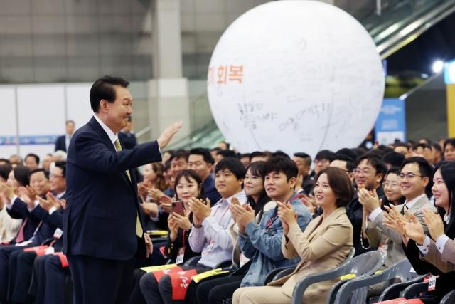 윤석열 대통령이 지난 3일 경기도 고양시 킨텍스에서 열린 2023 대한민국 소상공인대회 개막식에서 인사하고 있다 사진연합뉴스