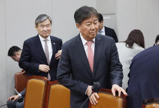 자리로 향하는 김대기 대통령 비서실장 서울연합뉴스 신준희 기자 7일 국회에서 열린 운영위원회 국정감사에서 김대기 대통령 비서실장이 의원들과 인사한 뒤 자리로 향하고 있다 뒤는 조태용 국가안보실장 2023117 hamaynacokr2023-11-07 104453 저작권자 ⓒ 1980-2023 ㈜연합뉴스 무단 전재 재배포 금지저작권자 ⓒ 1980-2023 ㈜연합뉴스 무단 전재 재배포 금지