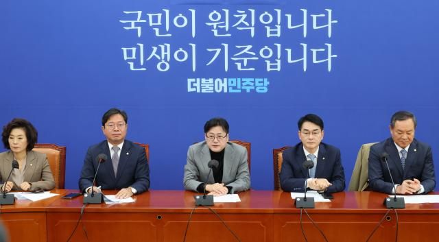 홍익표 더불어민주당 원내대표가 8일 국회에서 열린 특수활동비 태스크포스 회의에서 발언하고 있다 사진연합뉴스