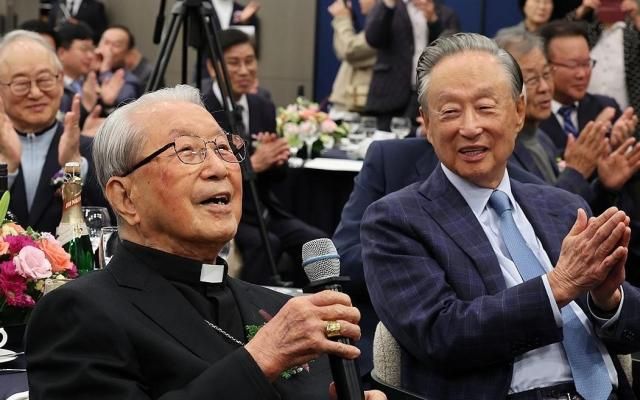 한국 가톨릭교회 최고령 주교인 윤공희 빅토리노 대주교왼쪽가 지난 7일 광주 동구 라마다플라자충장호텔에서 열린 백수연에서 노래를 열창하고 있다 사진연합뉴스
