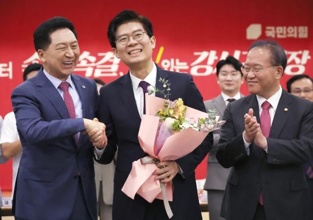 시대전환의 전환 서울연합뉴스 신준희 기자 21일 강서구 문화복지센터에서 열린 국민의힘 동행 서약식에서 김기현 대표가 합당을 선언한 시대전환 조정훈 의원과 악수를 하고 있다 2023921 hamaynacokr2023-09-21 104835 저작권자 ⓒ 1980-2023 ㈜연합뉴스 무단 전재 재배포 금지저작권자 ⓒ 1980-2023 ㈜연합뉴스 무단 전재 재배포 금지