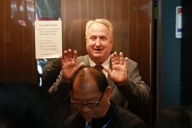 취재진에게 인사하는 인요한 혁신위원장 서울연합뉴스 한종찬 기자 국민의힘 인요한 혁신위원장이 9일 여의도 당사로 향하며 취재진에게 인사하고 있다 2023119 sabaynacokr2023-11-09 100312 저작권자 ⓒ 1980-2023 ㈜연합뉴스 무단 전재 재배포 금지저작권자 ⓒ 1980-2023 ㈜연합뉴스 무단 전재 재배포 금지