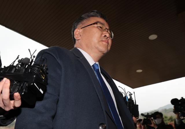 전현희 전 국민권익위원장에 대한 표적 감사 주도 의혹을 받는 유병호 감사원 사무총장이 9일 오전 소환 조사를 위해 경기 과천시 고위공직자범죄수사처에 들어서고 있다 사진연합뉴스