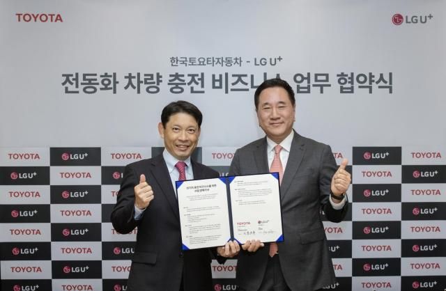 나카하라 토시유키 한국도요타자동차 전무왼쪽와 현준용 LG U+ 부사장이 ‘전동화 차량 충전 비즈니스 업무협약’을 체결하고 있다 사진도요타코리아