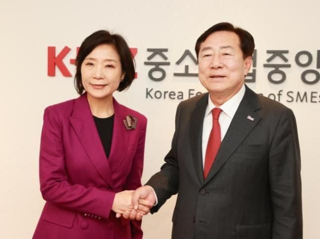 11일 서울 여의도 중소기업중앙회를 방문한 오영주 중소벤처기업부 장관 후보자가 김기문 중소기업중앙회장을 만나 악수하고 있다 사진중소벤처기업부